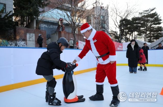 산타로 깜짝 변신! 박강수 마포구청장 “어린이 여러분 메리크리스마스”