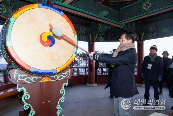 2026년 용왕산 해맞이 행사에서 이기재 양천구청장이 대북 타고로 병오년의 힘찬 출발을 알리고 있는 모습