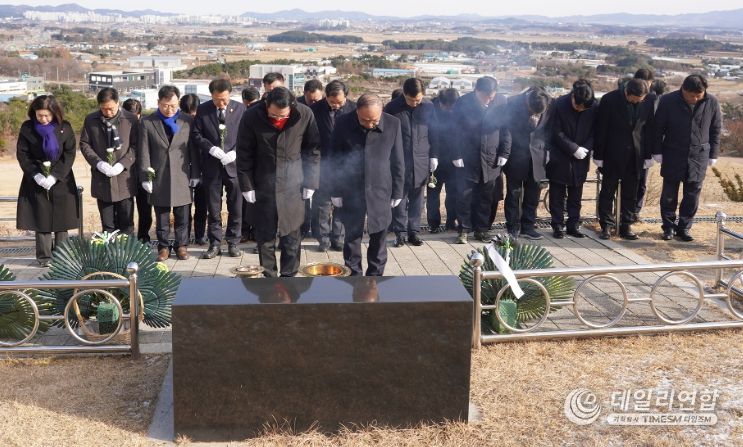 이완섭 서산시장이 1월 1일 희망공원에서 신년 참배를 했다