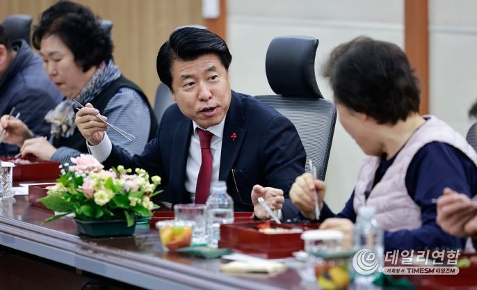 서강석 송파구청장이 2026년 1월 2일 구청 소회의실에서 청사관리 근무자들과 점심을 먹으며 이야기를 나누고 있다.