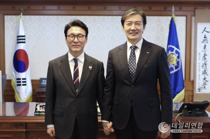 김민석 국무총리가 5일 세종대로 정부서울청사에서 조국, 조국혁신당 대표와 면담을 하고 있다.