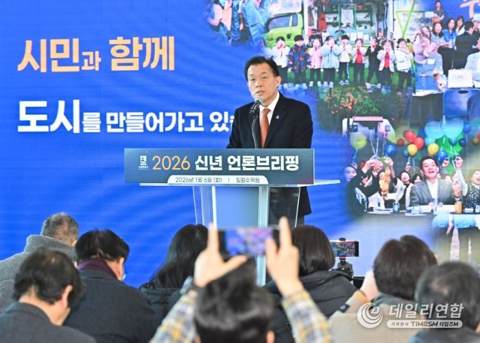 이재준 수원시장이 2026년 신년 브리핑에서 수원의 미래를 이야기하고 있다.
