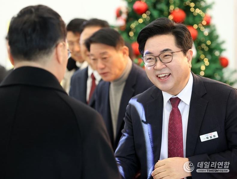 박일하 동작구청장이 6일 동작구청 신청사에서 열린 ‘2026년 신년인사회’에서 구민들에게 인사하고 있다