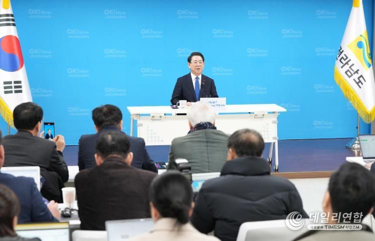 김영록 전남도지사 광주·전남 행정통합 관련 기자간담회 - 김영록 전라남도지사가 13일 도청 브리핑룸에서 광주·전남 행정통합 관련 기자간담회를 열고 추진 경과 및 앞으로의 일정에 대한 발표를 하고 있다.