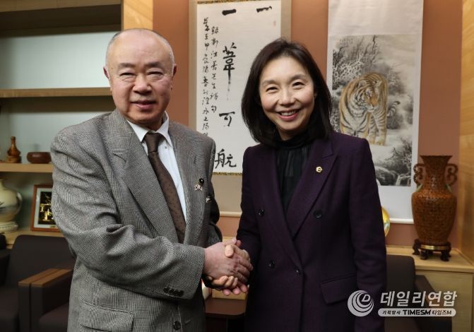 이토 조이치 홋카이도 의장과 악수하는 최호정 의장