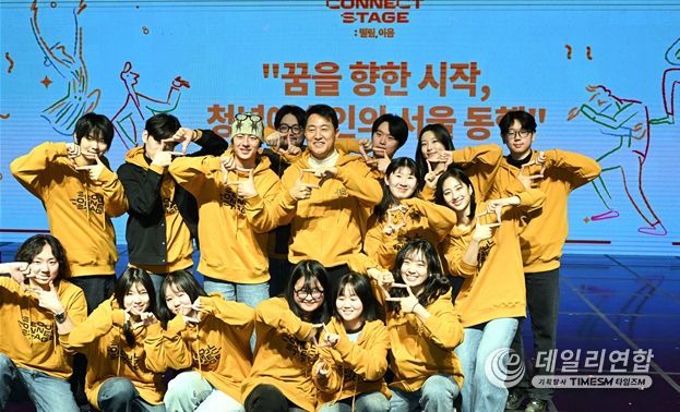 오세훈 서울시장이 26일(월) ‘서울 커넥트 스테이지’ 개막식에서 청년 예술인들과 기념사진을 촬영하고 있다.