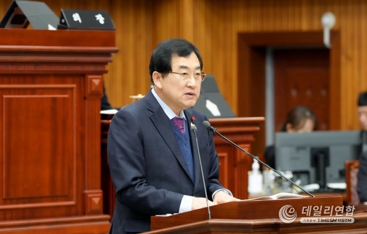 주낙영 경주시장이 29일 경주시의회 본회의장에서 열린 제295회 경주시의회 임시회에서 2026년 시정에 관한 보고를 하고 있다.