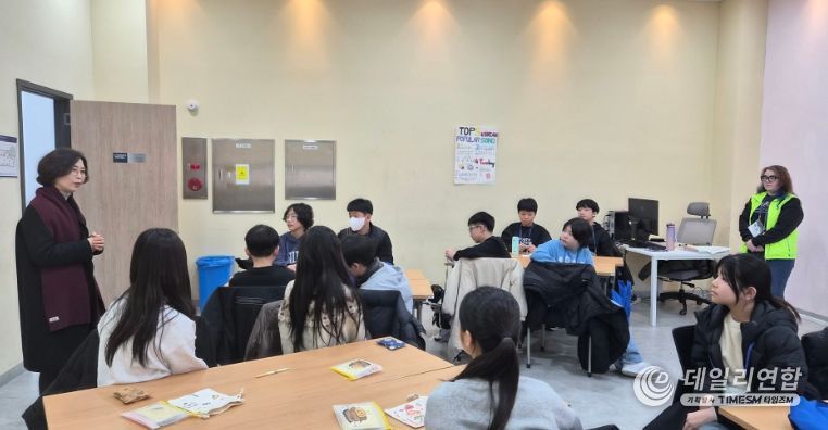 군포의왕교육지원청 정숙경 교육장이 양평캠퍼스를 방문해 글로컬 언어 캠프 활성화 방안을 논의하고 있다.