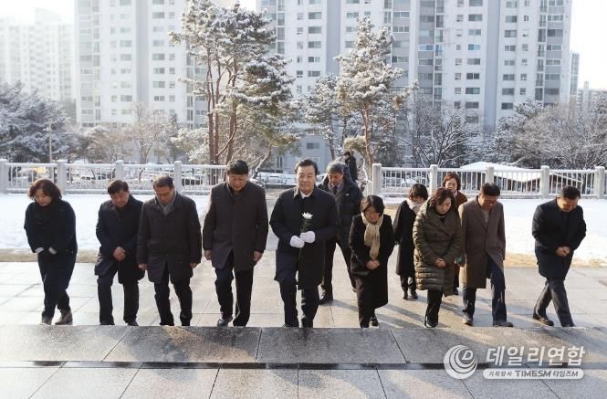 김성제 의왕시장, 시정 복귀…첫 행보로 현충탑 신년 참배