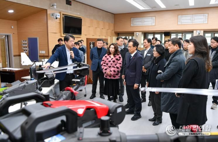 주관사에서 온디바이스 AI기술이 탑재된 드론을 설명하고 있다