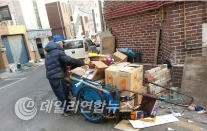 사진=폐지 줍는 노인