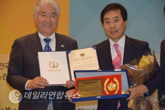 Global자랑스런한국인 대상 수상을 하고 있는 유남규 S-oil 탁구감독