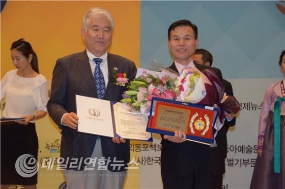 (Global자랑스런한국인 대상을 수상한 세계 요리 대회 3관왕 정권식 통일밥상 대표)