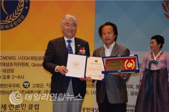 (Global자랑스런한국인 대상을 수상한 윤복영 (주)루트엠커퍼레이션 회장)