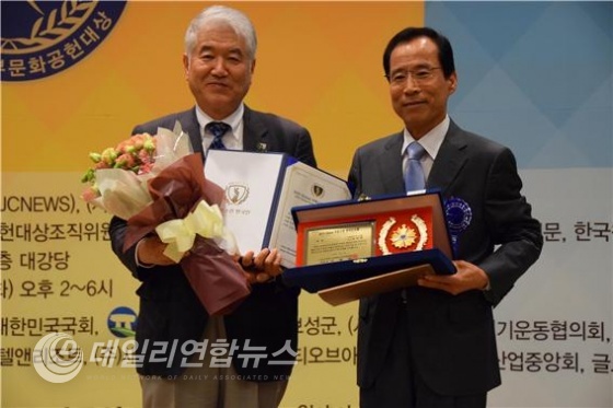 (Global자랑스런한국인 대상을 수상한 허세행 아름다운동행 회장)