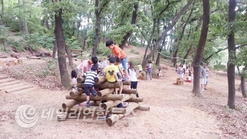 사진 : 어린이들이 모담산 유아숲체험원에서 즐거운 시간을 갖고 있다.