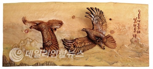 사진 : 의정부예술의전당에 전시되는 전통 목공예 작품