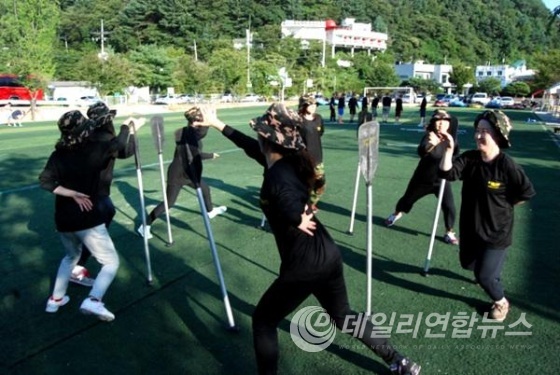 ▲ 새내기 직장인들이 신입사원교육에 참가해 팀빌딩 교육을 실시하고 있다. (사진제공= 교육그룹 더필드)