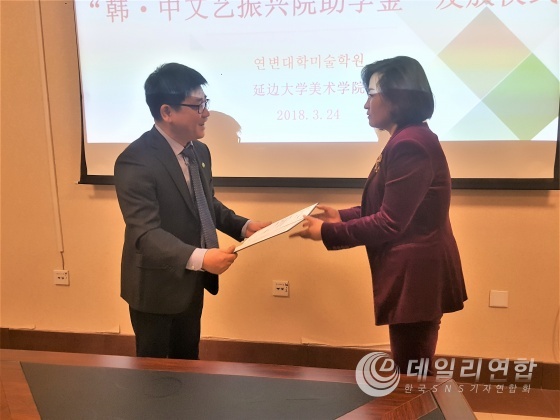 김동운 학장(좌)이 김동신이사장(우)에게 감사패와 석좌교수 초청서를 전달하고 있다